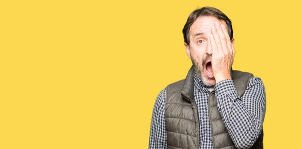 Homem Bonito Meia Idade Vestindo Colete Inverno Bocejo Cansado Cobrindo — Fotografia de Stock