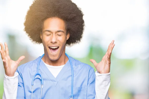 Fiatal Afro Amerikai Orvos Ember Afro Haja Ünneplő Őrült Őrült — Stock Fotó