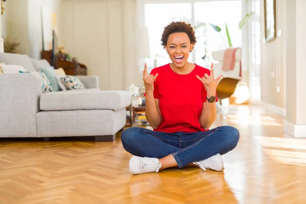 Jonge Mooie Afro Amerikaanse Vrouw Zittend Vloer Thuis Schreeuwen Met — Stockfoto