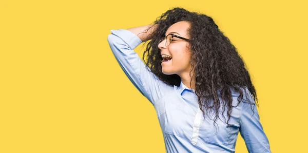 Giovane Bella Ragazza Affari Con Capelli Ricci Indossando Occhiali Ballando — Foto Stock