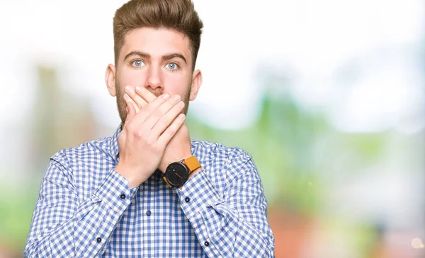 Unga Stiliga Bussines Man Chockad Som Täcker Munnen Med Händerna — Stockfoto