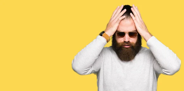 Junge Hipster Mann Mit Sonnenbrille Leiden Unter Kopfschmerzen Verzweifelt Und — Stockfoto