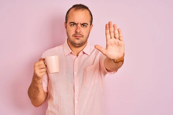 Joven Bebiendo Taza Café Pie Sobre Fondo Rosa Aislado Con — Foto de Stock