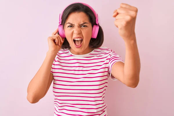 Joven Hermosa Mujer Escuchando Música Usando Auriculares Sobre Fondo Rosa — Foto de Stock