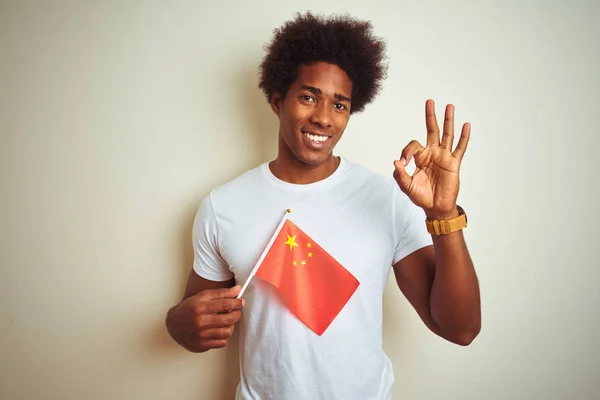 Νέος Αφροαμερικανός Άνθρωπος Κρατώντας Κίνα Κινεζική Σημαία Στέκεται Πάνω Από — Φωτογραφία Αρχείου