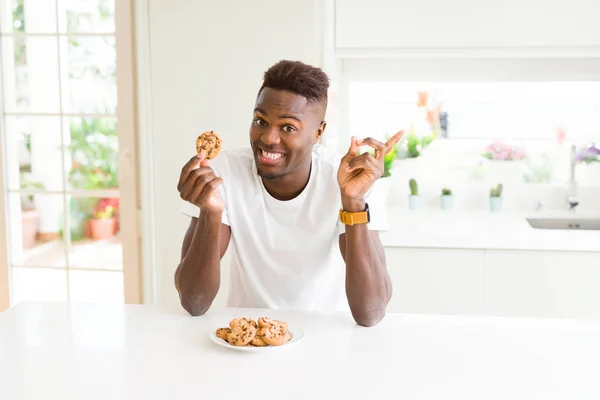 Mladý Američan Afričana Muž Jíst Čokoládu Čipy Soubory Cookie Velmi — Stock fotografie