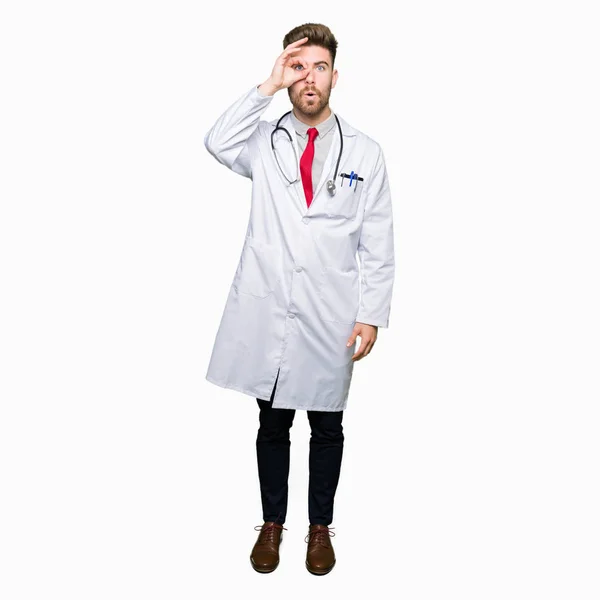 Giovane Uomo Medico Bello Indossando Cappotto Medico Facendo Gesto Scioccato — Foto Stock