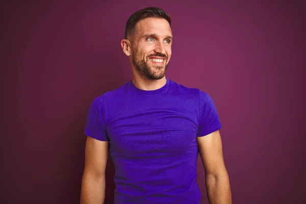 Giovane Uomo Che Indossa Casual Viola Shirt Sfondo Lilla Isolato — Foto Stock