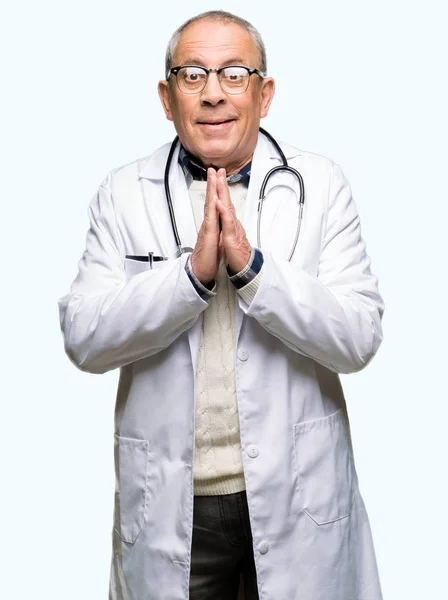 Stilig Senior Doktor Man Klädd Medicinsk Coat Bedjande Med Händerna — Stockfoto