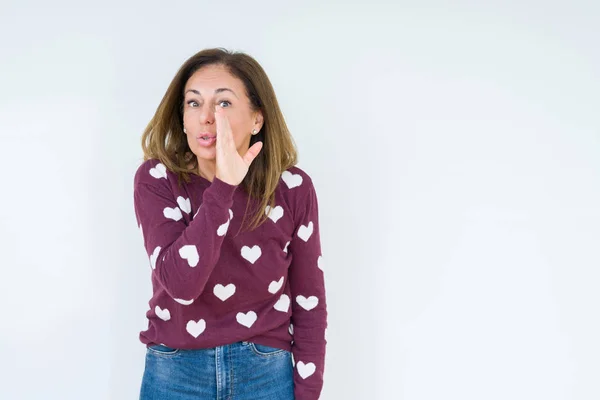 Schöne Frau Mittleren Alters Die Herzpullover Über Isoliertem Hintergrund Trägt — Stockfoto