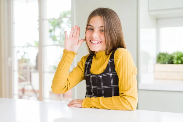 年轻美丽的金发女孩穿着休闲黄色毛衣在家里放弃说你好快乐和微笑 友好的欢迎手势 — 图库照片