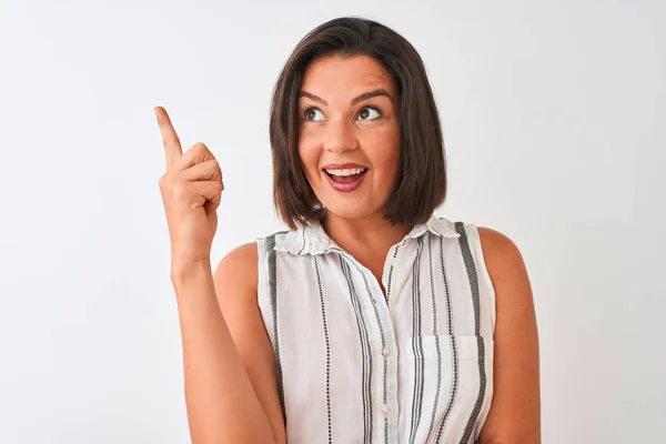 Jovem Mulher Bonita Vestindo Camisa Listrada Casual Sobre Fundo Branco — Fotografia de Stock