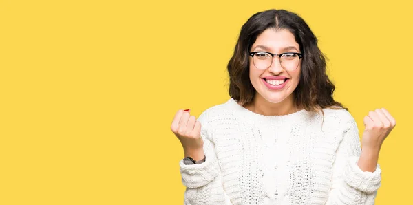 Joven Hermosa Mujer Con Gafas Celebrando Sorprendido Sorprendido Por Éxito — Foto de Stock