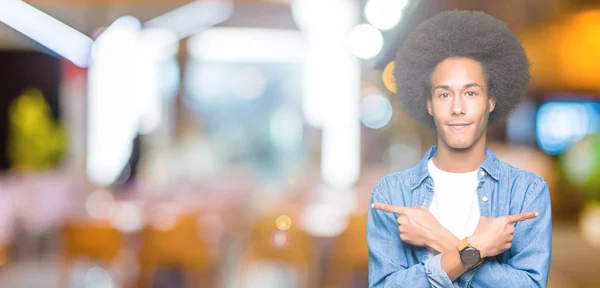 Νεαρός Αφρικανική Αμερικανική Άνθρωπος Αφρο Μαλλιά Κατάδειξης Και Στις Δύο — Φωτογραφία Αρχείου