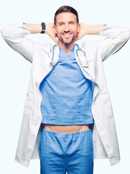 Bello Medico Uomo Indossa Uniforme Medica Sfondo Isolato Relax Stretching — Foto Stock