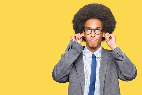 Joven Hombre Negocios Afroamericano Con Cabello Afro Usando Gafas Sonriente —  Fotos de Stock
