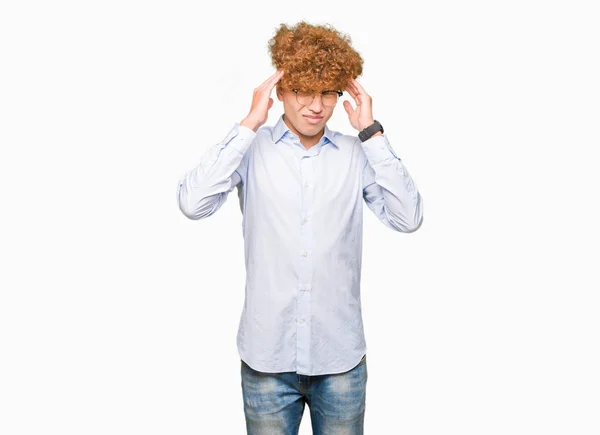 Jovem Homem Negócios Bonito Com Afro Vestindo Óculos Com Mão — Fotografia de Stock