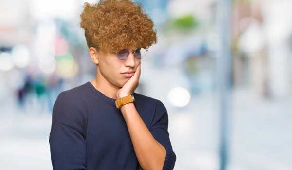 Giovane Bell Uomo Con Gli Occhiali Afro Pensando Guardando Stanco — Foto Stock