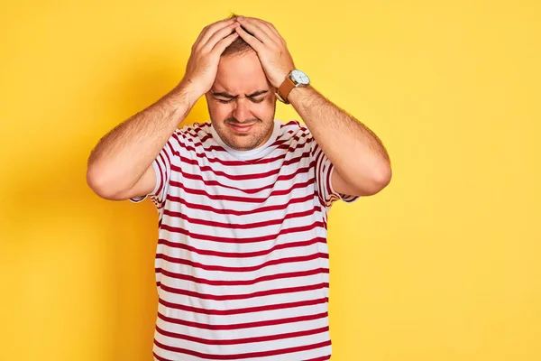 Giovane Uomo Indossa Casual Shirt Righe Piedi Sopra Isolato Sfondo — Foto Stock