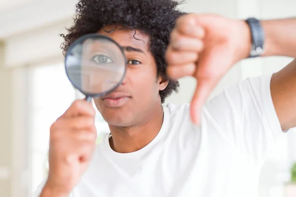 African American Man Tittar Genom Förstoringsglas Med Arga Ansikte Negativa — Stockfoto