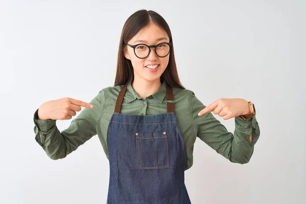 Joven Comerciante China Mujer Usando Delantal Gafas Sobre Fondo Blanco — Foto de Stock