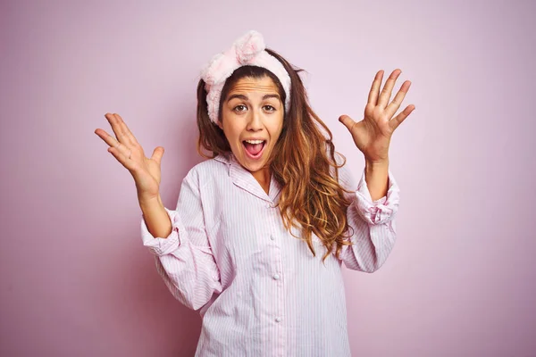 Junge Schöne Frau Pyjama Steht Über Rosa Isolierten Hintergrund Feiern — Stockfoto