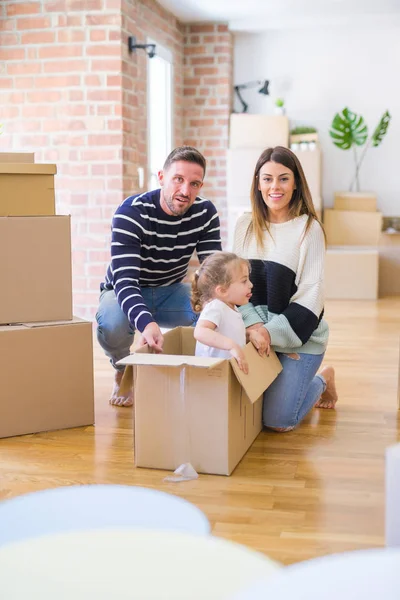 Hermosa Familia Niño Jugando Con Sus Padres Montar Caja Cartón — Foto de Stock