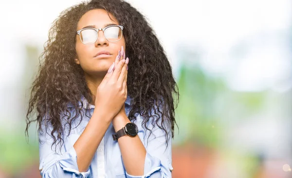 Jeune Belle Fille Affaires Avec Les Cheveux Bouclés Portant Des — Photo