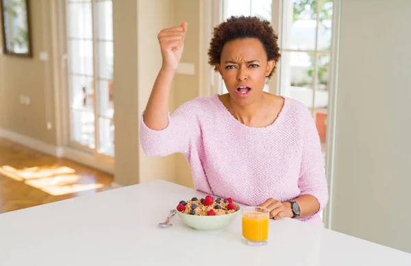 Młody African American Kobieta Zdrowe Śniadanie Rano Domu Zły Szalony — Zdjęcie stockowe