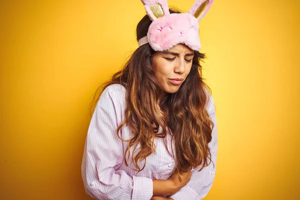 Mujer Joven Con Pijama Máscara Para Dormir Pie Sobre Fondo — Foto de Stock