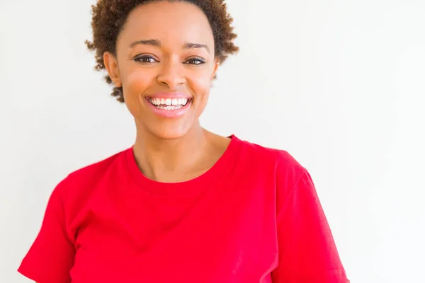Όμορφη νεαρή αφρικανική αμερικανική γυναίκα χαμογελώντας αυτοπεποίθηση για να το — Φωτογραφία Αρχείου
