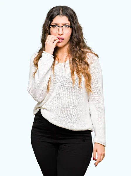 Mladá Krásná Žena Nosí Brýle Stresovaní Nervózní Rukama Ústech Kousat — Stock fotografie