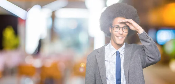Młodych Afryki Amerykański Biznesmen Afro Włosów Okularach Bardzo Szczęśliwa Uśmiechnięta — Zdjęcie stockowe
