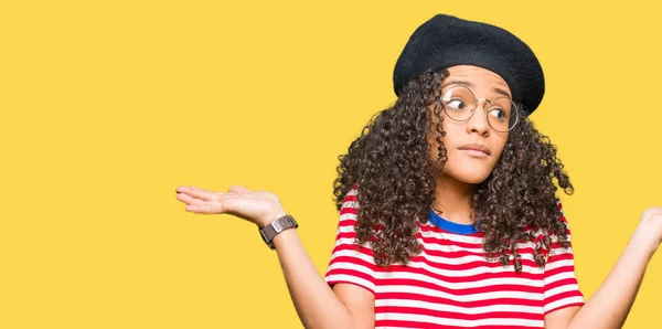 Young Beautiful Woman Curly Hair Wearing Glasses Fashion Beret Clueless — Stock Photo, Image