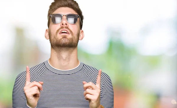 Ung Vacker Man Bär Solglasögon Förvånad Och Överraskad Tittar Upp — Stockfoto