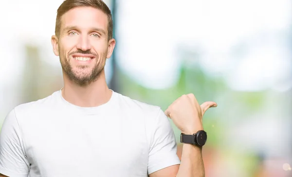 Schöner Mann Lässigem Weißem Shirt Lächelnd Mit Glücklichem Gesicht Und — Stockfoto