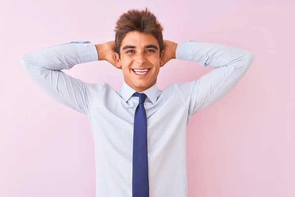 Joven Hombre Negocios Guapo Con Camisa Corbata Pie Sobre Fondo — Foto de Stock