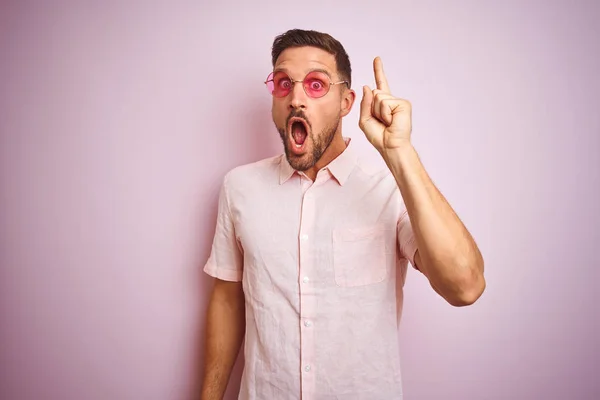 Pohledný Muž Elegantní Letní Košili Slunečních Brýlích Růžovém Izolovaném Pozadí — Stock fotografie
