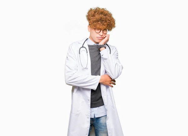 Mladý Pohledný Doktor Muž Nosí Lékařský Plášť Myšlení Hledá Unavený — Stock fotografie