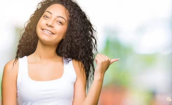 Joven Hermosa Chica Con Pelo Rizado Sonriendo Con Cara Feliz —  Fotos de Stock