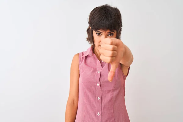 Mujer Hermosa Joven Con Camisa Roja Verano Pie Sobre Fondo — Foto de Stock