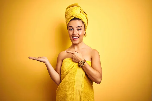 Mladá Krásná Žena Roušku Sprchování Přes Izolované Žluté Pozadí Žasne — Stock fotografie