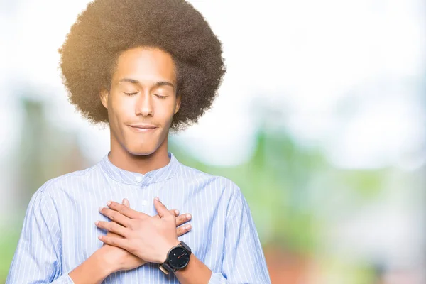 Jonge Afro Amerikaanse Man Met Afro Haar Lachend Met Handen — Stockfoto