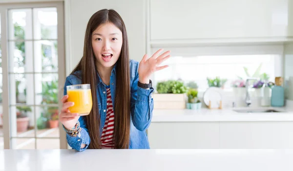 Hermosa Mujer Asiática Bebiendo Vaso Jugo Naranja Fresco Muy Feliz —  Fotos de Stock