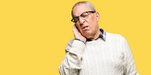 Przystojny Starszy Mężczyzna Okulary Zimowy Sweter Myślenia Patrząc Zmęczony Znudzony — Zdjęcie stockowe