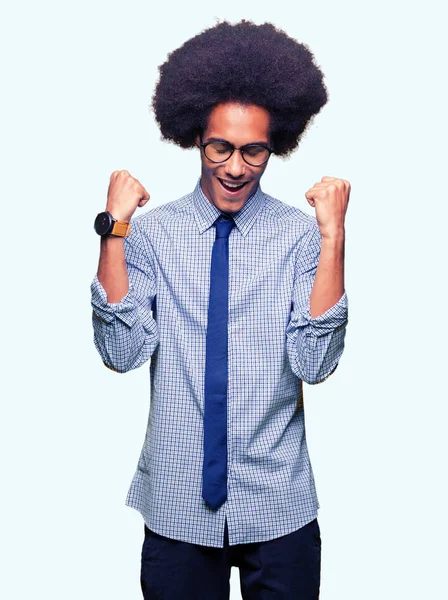 Junger Afrikanisch Amerikanischer Geschäftsmann Mit Afro Haaren Und Brille Sehr — Stockfoto