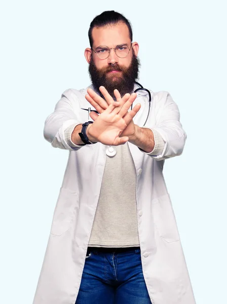 Junger Blonder Arzt Mit Bart Der Medizinischen Mantel Trägt Ablehnender — Stockfoto