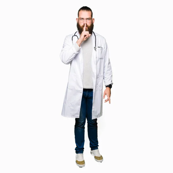 Mladá Blonďatá Lékař Muž Plnovousem Lékařské Kabátě Chce Být Potichu — Stock fotografie