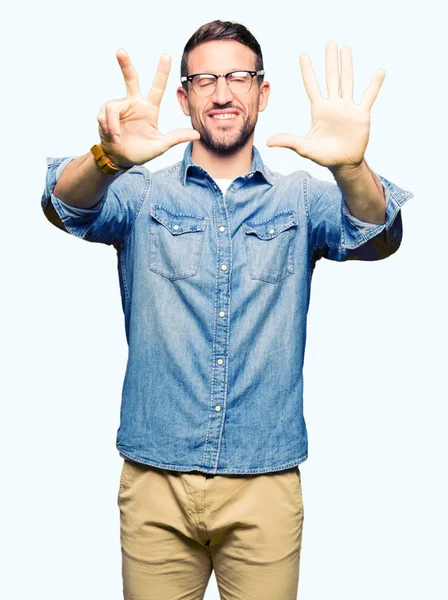 Bonito Homem Usando Óculos Mostrando Apontando Para Cima Com Dedos — Fotografia de Stock