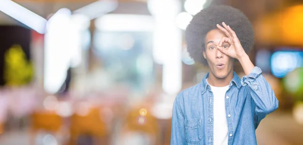 Jovem Americano Africano Com Cabelo Afro Fazendo Gesto Chocado Com — Fotografia de Stock